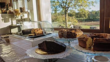 TĂ€gliches FrĂŒhstĂŒcksbuffet (10 EUR pro Person)