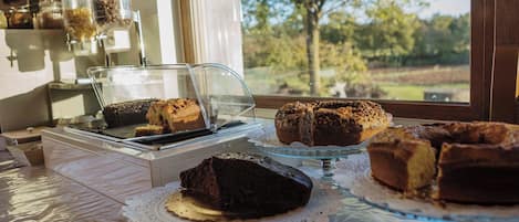 Tägliches Frühstücksbuffet (10 EUR pro Person)