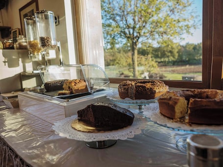 Desayuno buffet diario (EUR 10 por persona)