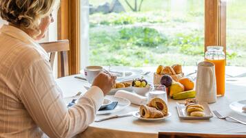 Petit déjeuner buffet (10 EUR par personne)