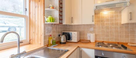 Een koelkast, een microgolfoven, een oven, een kookplaat