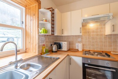Lovely foresters cottage, amazing Loch Ness views, private beach, pets welcome