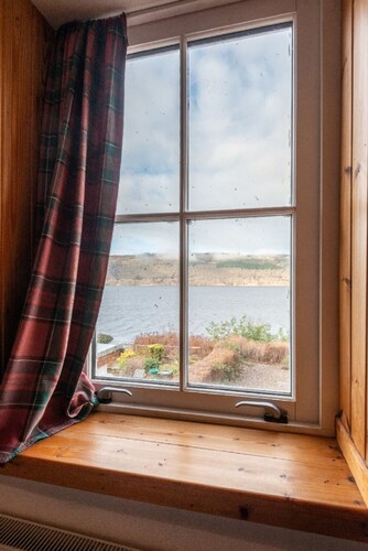 Lovely foresters cottage, amazing Loch Ness views, private beach, pets welcome