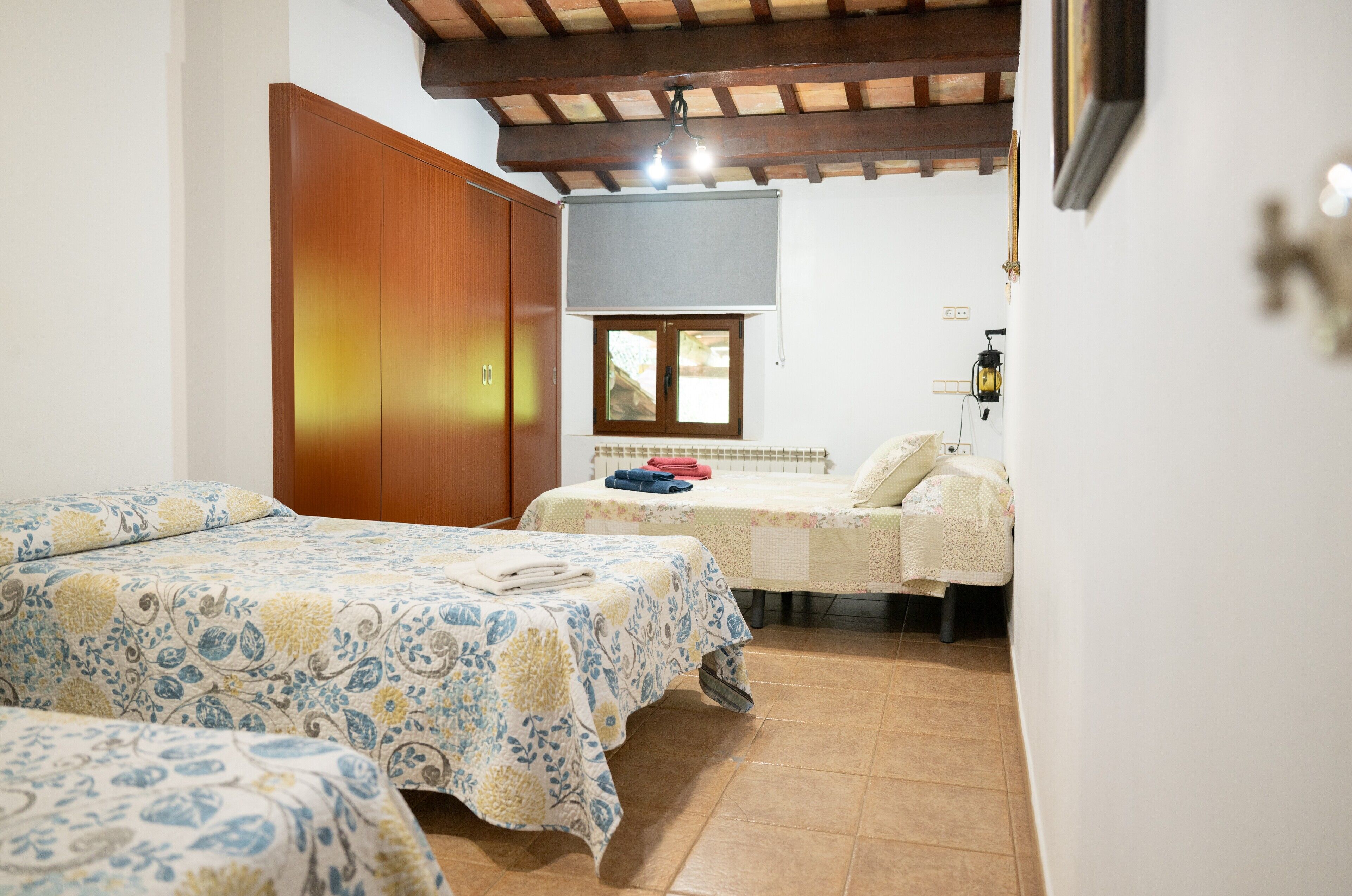 3 habitaciones, escritorio, tabla de planchar con plancha y wifi gratis 