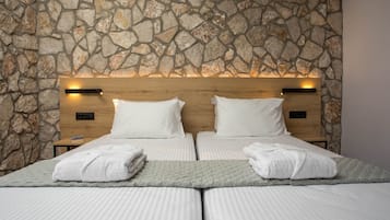 Quarto casal ou duplo luxo, várias camas | Edredons de pluma, cofres nos quartos, individualmente decorados