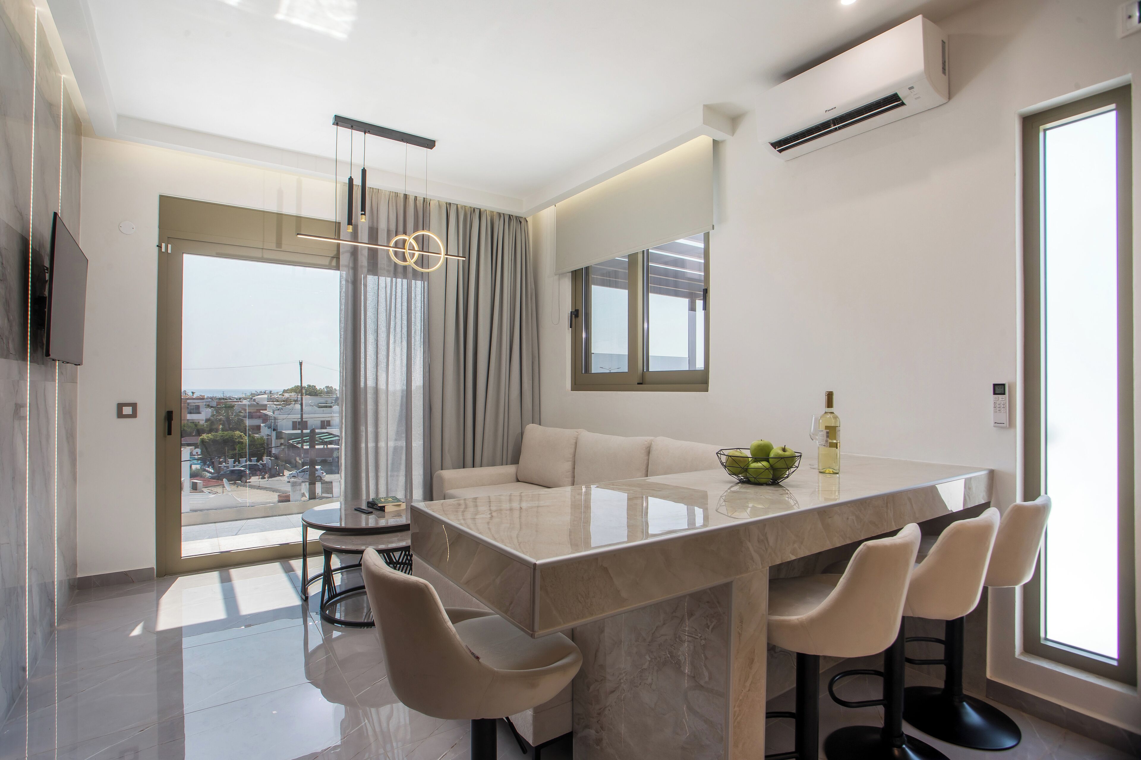 Luxury-Suite | Wohnbereich | 43-Zoll-Smart-TV mit Kabelempfang, Fernseher, Netflix