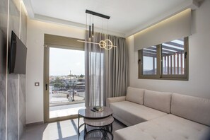 Suite de lujo | Zona de estar | Smart TV de 43 pulgadas con canales por cable, una televisión