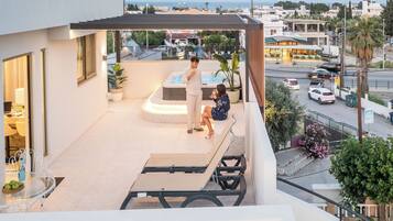 Suite de lujo | Área de sala de estar | Smart TV de 43 pulgadas con canales por cable, televisión y Netflix