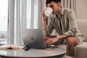 Suite de lujo | Área de sala de estar | Smart TV de 43 pulgadas con canales por cable, televisión y Netflix 