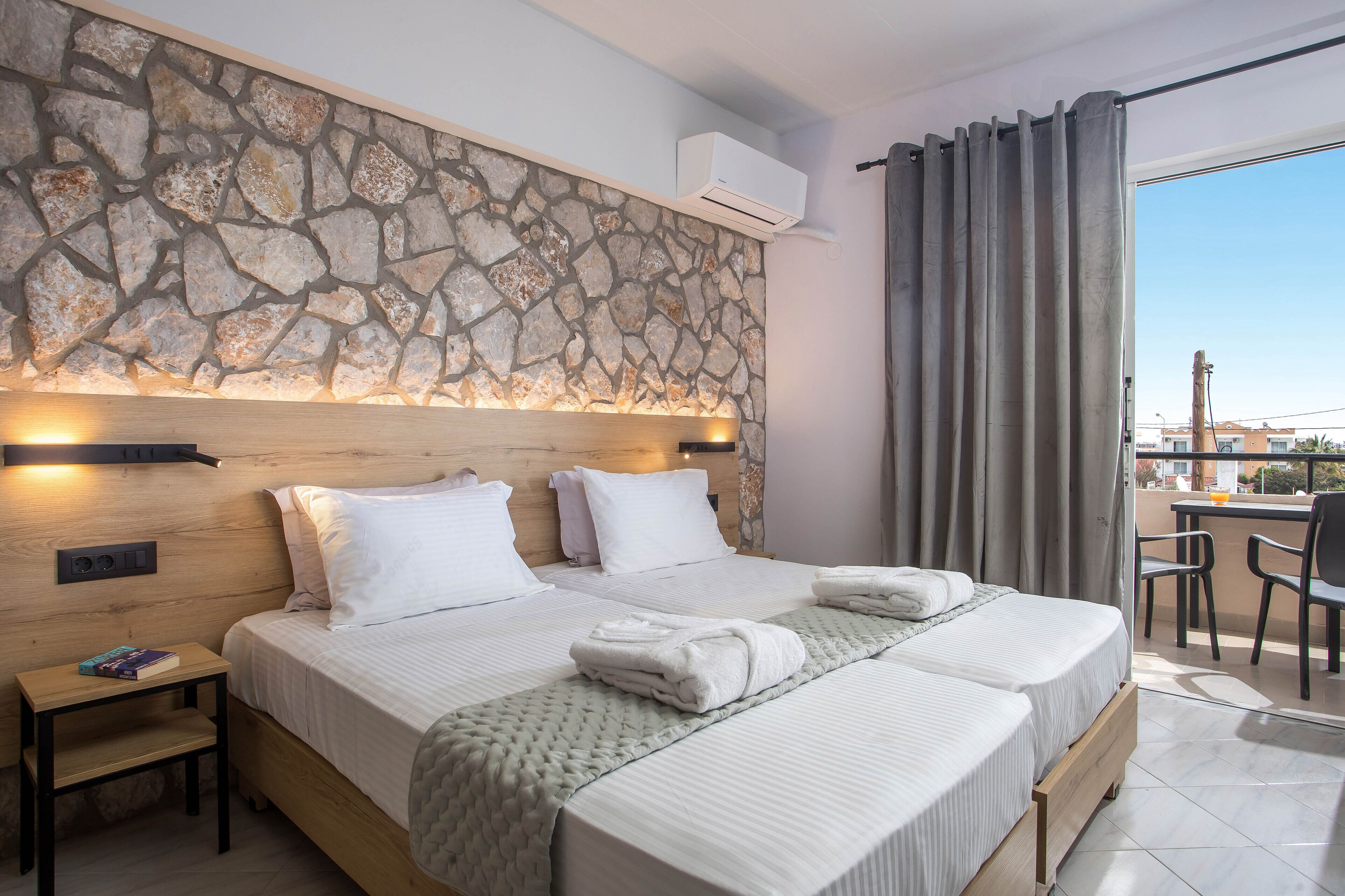 Chambre Deluxe Double ou avec lits jumeaux, plusieurs lits | Couette en duvet d'oie, coffres-forts dans les chambres