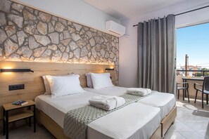 Habitación Deluxe con 1 cama matrimonial o 2 individuales, varias camas | Edredón, caja de seguridad en la habitación y decoración personalizada 