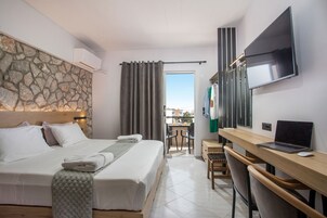 Deluxe Double Room | Down comforters, in-room safe, individually decorated, blackout drapes