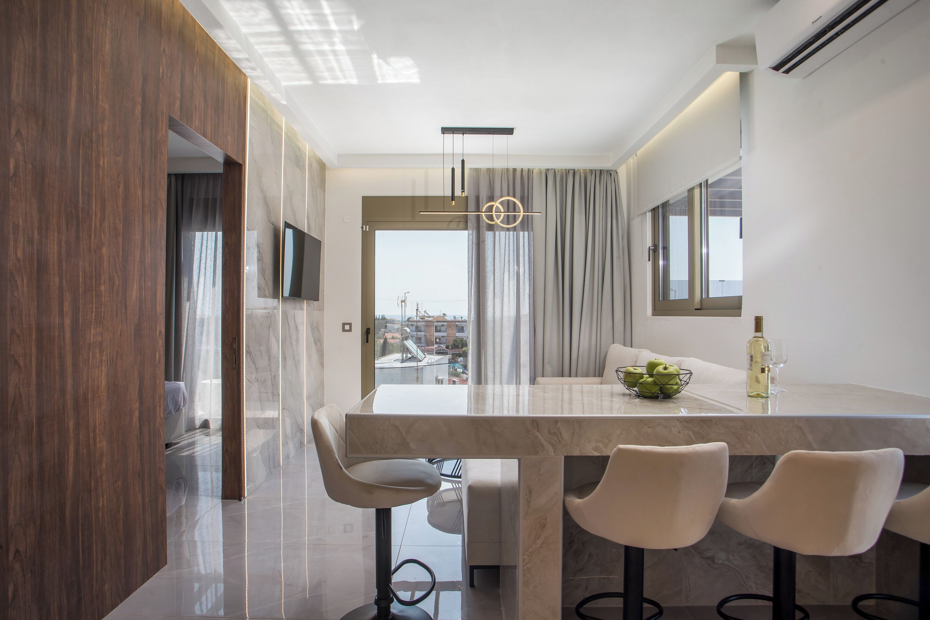Luxury-Suite | Wohnbereich | 43-Zoll-Smart-TV mit Kabelempfang, Fernseher, Netflix
