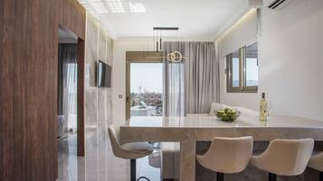 Luxury-Suite | Wohnbereich | 43-Zoll-Smart-TV mit Kabelempfang, Fernseher, Netflix