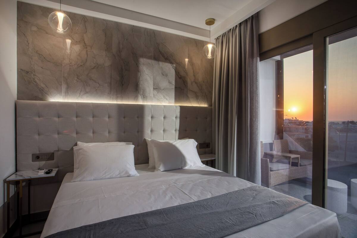 Down duvets, in-room safe, blackout curtains, free WiFi