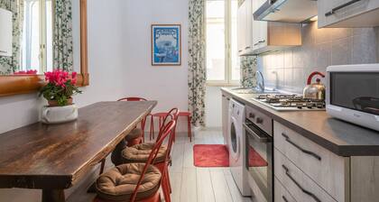 Large apartment, near Termini, 30-minute walk from Colosseum