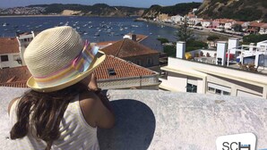 A coastal town with buildings, a beach, and boats. - Carmona - T2 Holiday Apartment by São Martinho do Porto beach By SCH (São Martinho do Porto)