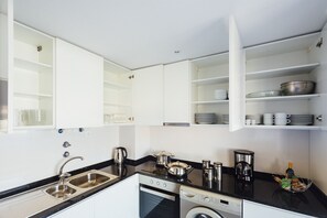 Kühlschrank, Mikrowelle, Ofen, Geschirrspüler