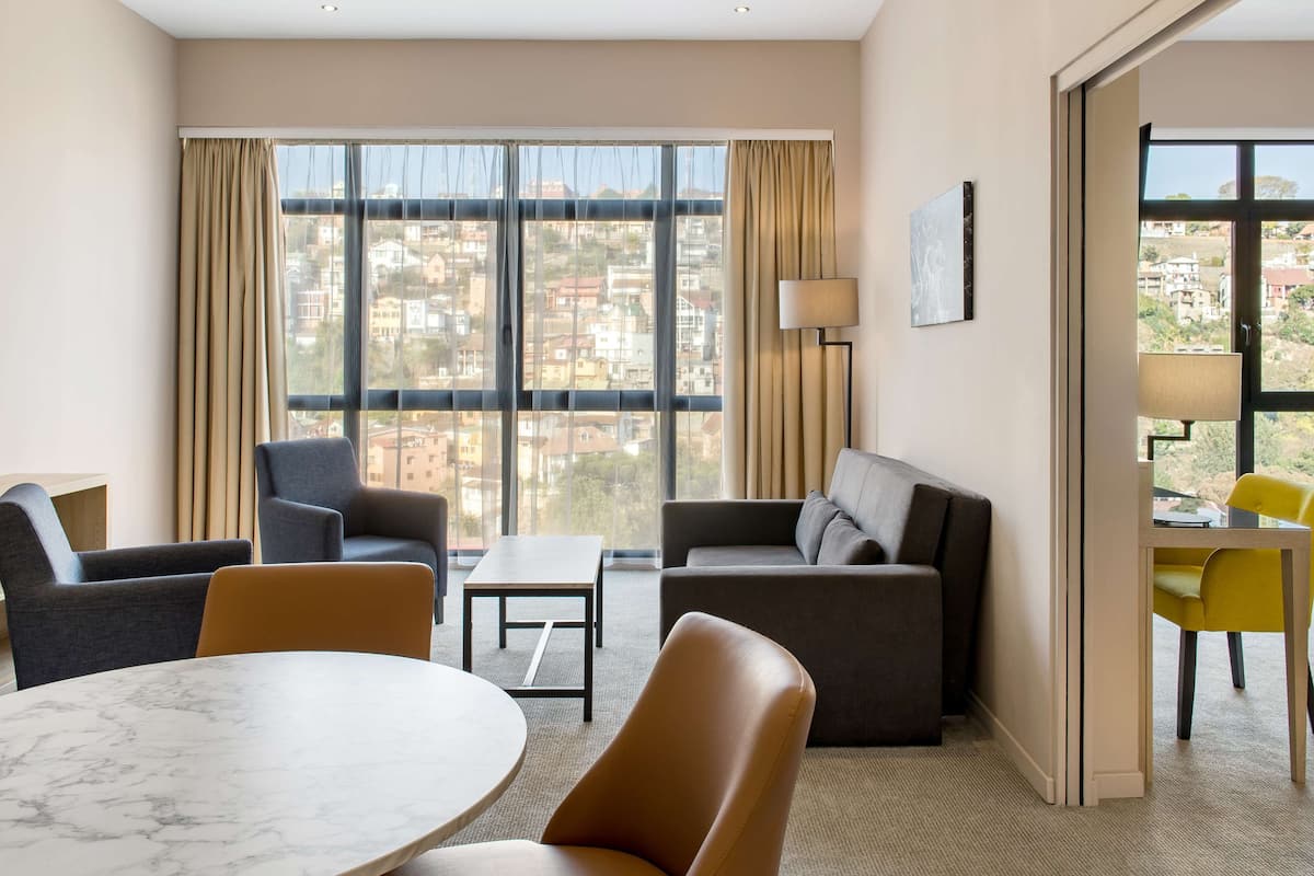 Apartamento premium, 1 quarto (Hill View) | Frigobar, cofres nos quartos, escrivaninha, cortinas blackout