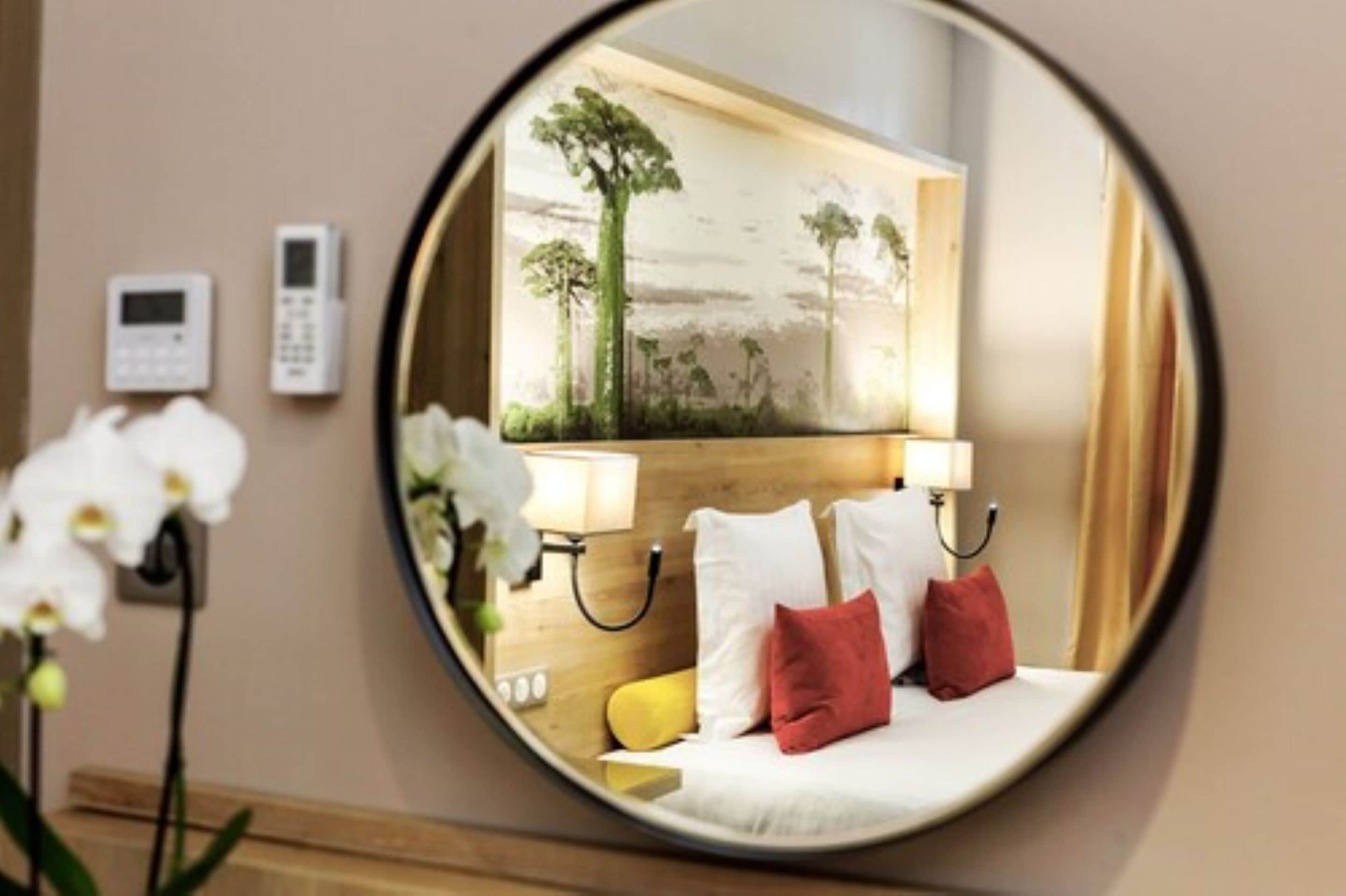 Minibar, coffres-forts dans les chambres, bureau, rideaux occultants