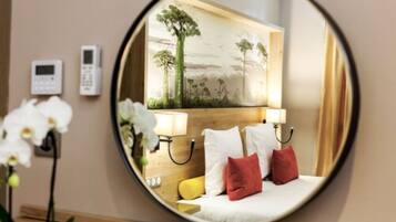 Minibar, coffres-forts dans les chambres, bureau, rideaux occultants
