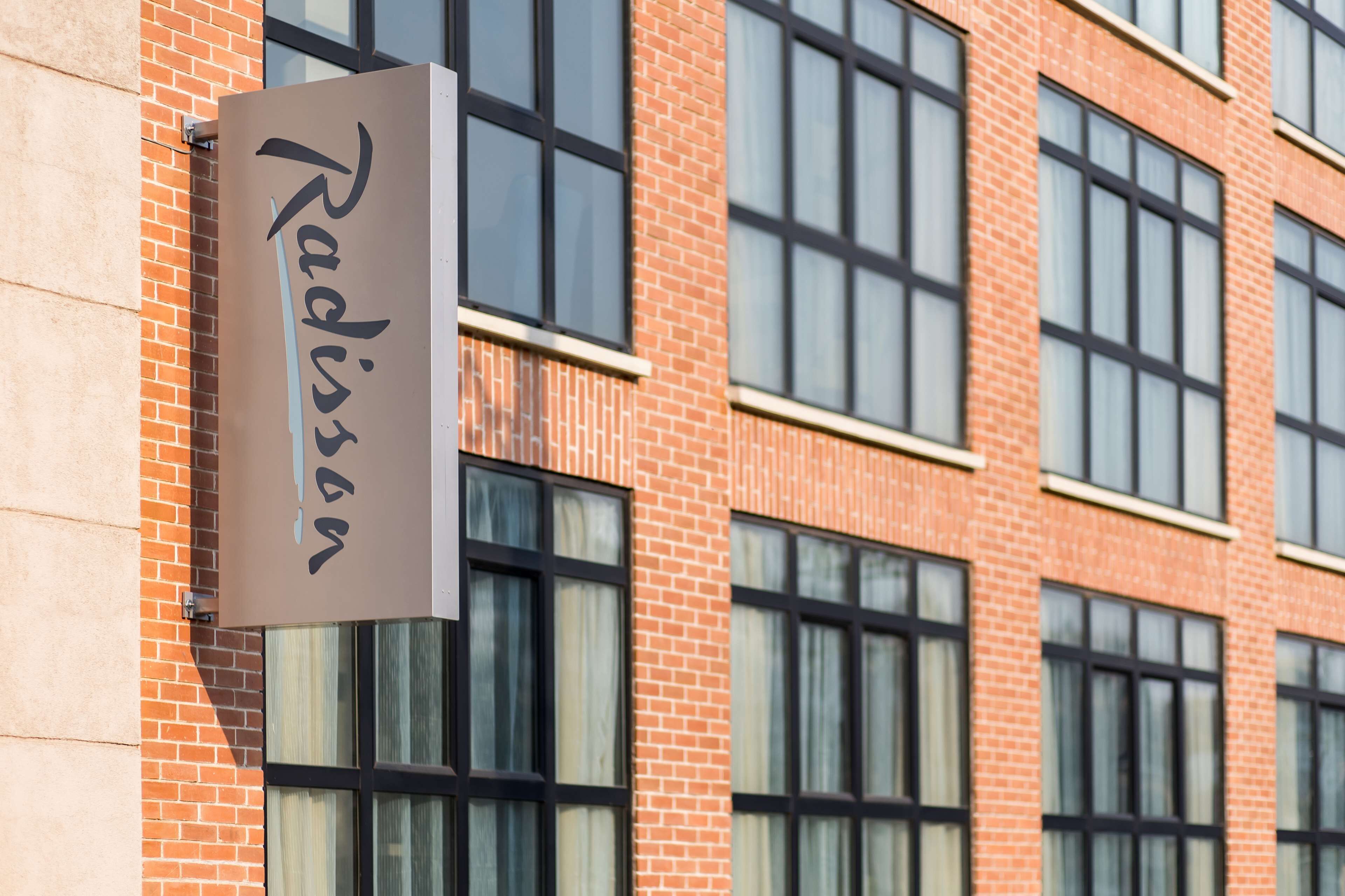 Un edificio con un letrero que dice "Radisson" y varias ventanas.
