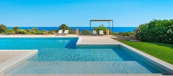 Villa with terrace and private garden. Shared pool. In Scicli, Sicily - Ulivi