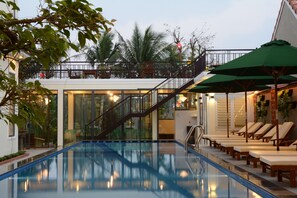 Outdoor pool, open 7 AM to 9 PM, pool umbrellas, sun loungers - River Waves Villa (Da Nang)