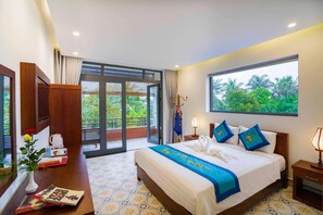 Minibar, in-room safe, desk, soundproofing - River Waves Villa (Da Nang)