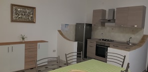 Fridge, oven, stovetop, coffee/tea maker