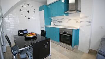 Een koelkast, een microgolfoven, een vaatwasser