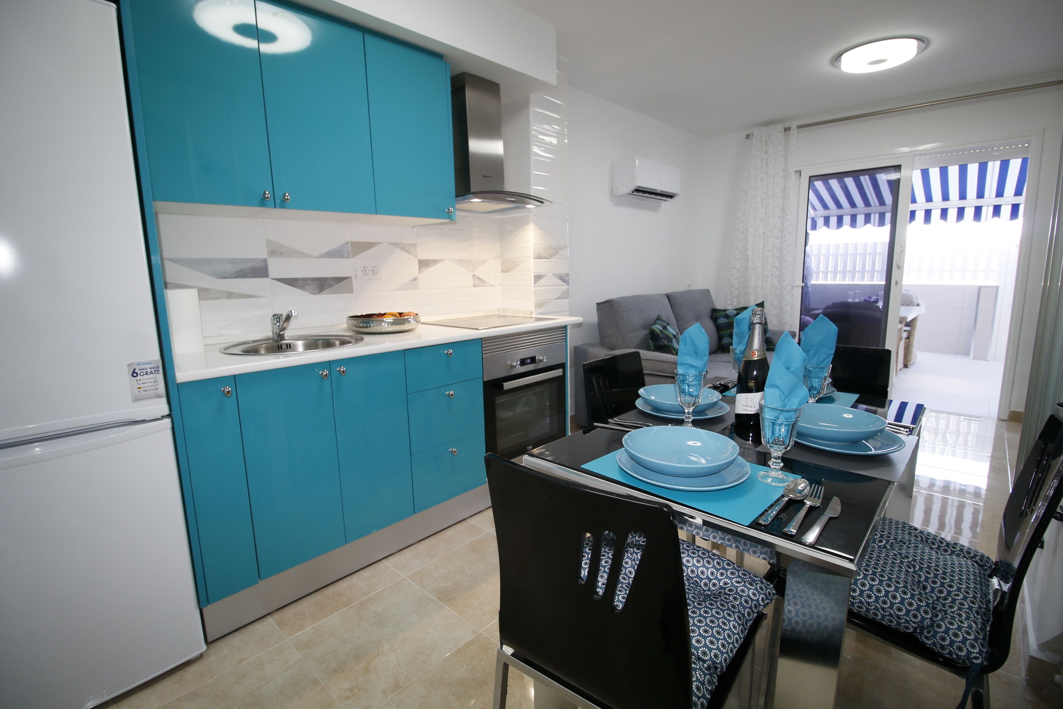 Frigorífico, microondas, lavavajillas y cafetera o tetera