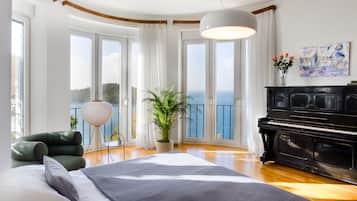 6 bedrooms, in-room safe, iron/ironing board, free WiFi