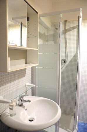 Haartrockner, Handtücher, Seife, Shampoo