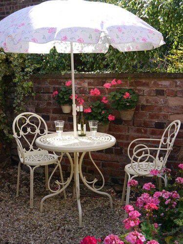 Ludlow centre, period town cottage with pet friendly garden & free parking