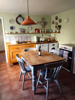 Fridge, microwave, oven, stovetop - Ludlow centre, period town cottage with pet friendly garden & free parking (Ludlow)