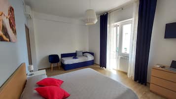 1 dormitori, escriptori i planxa i posts de planxar