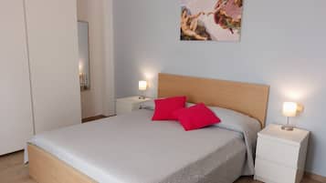 1 dormitorio, escritorio, tabla de planchar con plancha y cuna de viaje