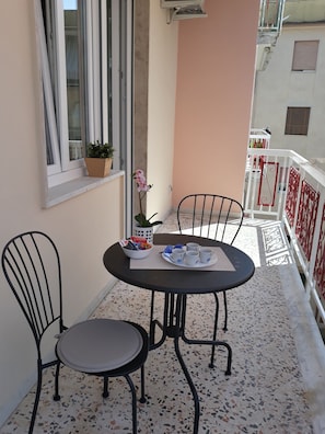 Outdoor dining - Stylish Family Apartment with Living Area, Balcony & Sea View (Maiori)