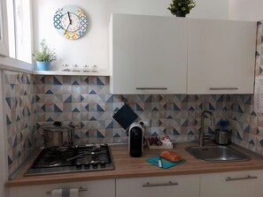 Réfrigérateur, four, grille-pain, chaise haute