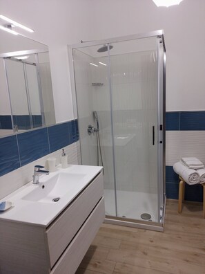 Shower, bidet - Stylish Family Apartment with Living Area, Balcony & Sea View (Maiori)