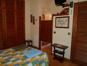 4 habitaciones, tabla de planchar con plancha y cuna de viaje 