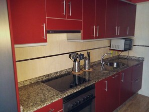 Frigorifero, microonde, forno, piano cottura