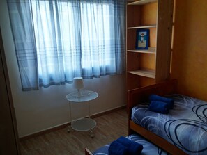 3 habitaciones, escritorio, tabla de planchar con plancha y internet 