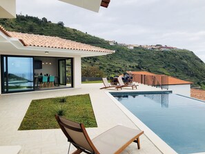 Outdoor pool, a heated pool, pool loungers - Haystacks Villa - A Magnificent Ocean View  (funchal)