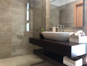 Douche, sĂšche-cheveux, serviettes fournies