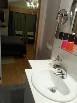 Deluxe Double Room | Bathroom | Free toiletries, hair dryer, towels - Lomolen B&B (Aalter)