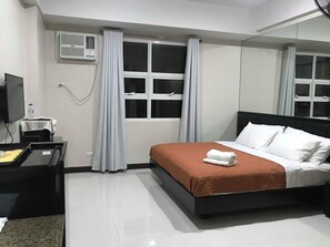 Estudio estándar, 1 cama King size | Escritorio, cortinas blackout, wifi gratis y ropa de cama