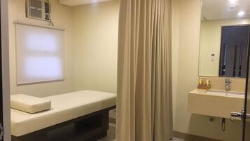 Un baño con un lavamanos blanco, un espejo, una cortina de ducha y un ventilador de techo.