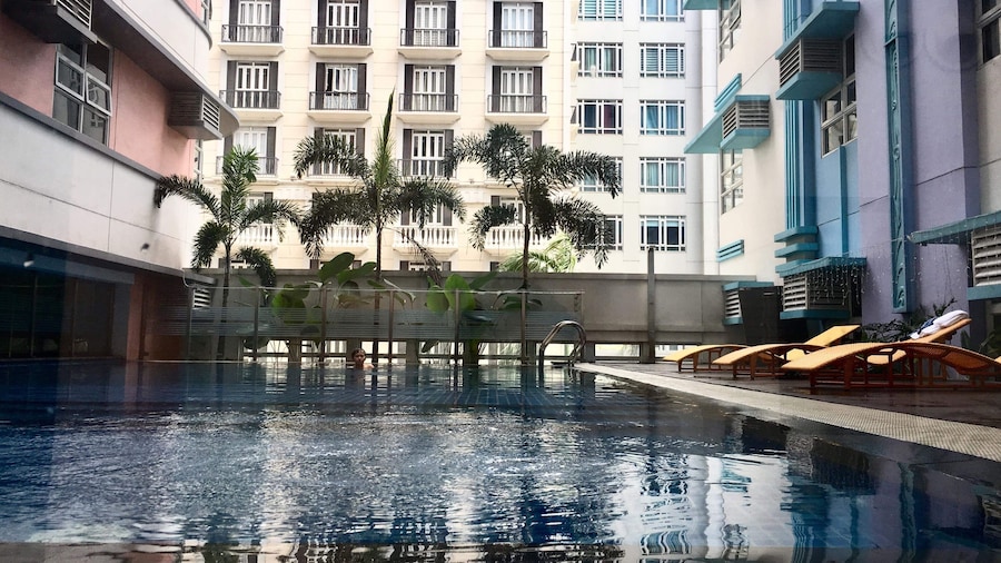 101 Newport Condo Across the Airport